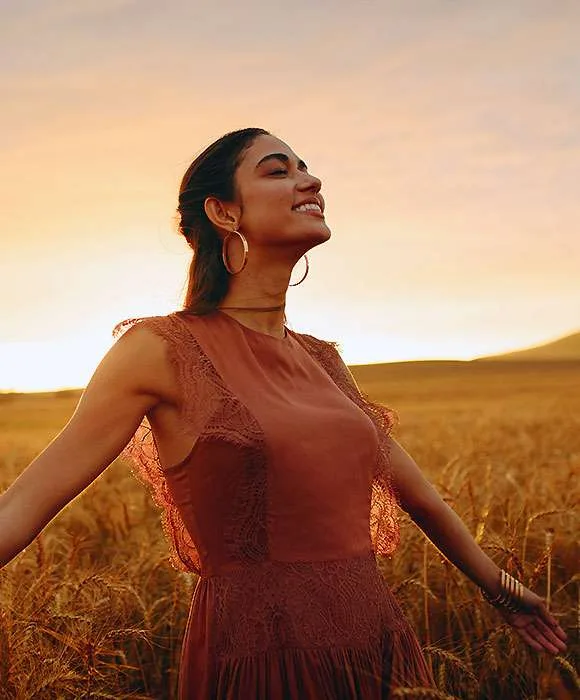 Femme qui sourit dans les champs