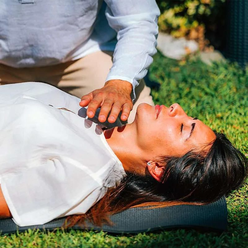 reiki sur femme dans l'herbe